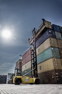 Stacks more from new Hyster empty container handler - sm