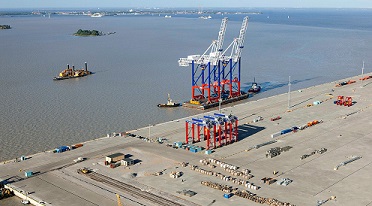 New deepwater Port of Bronka receives Liebherr container gantry cranes