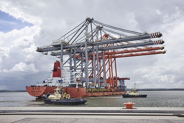 New quay cranes arrive at DP World London Gateway Port - SM