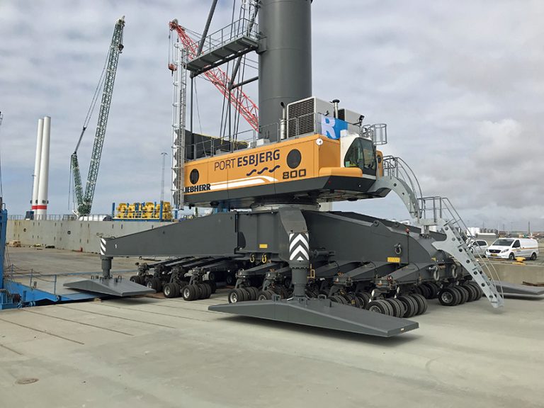 One of the largest mobile harbour cranes in the world arrives in Port Esbjerg